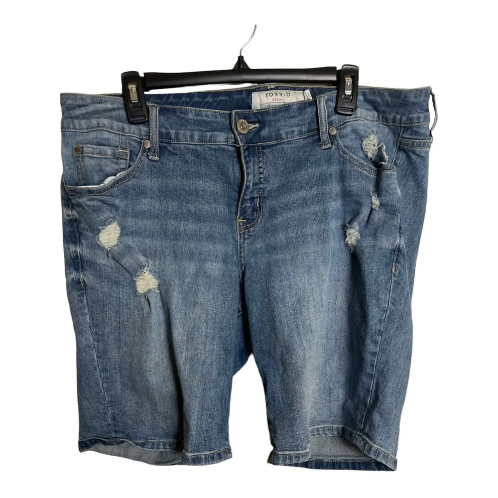 Torrid Distressed Lightwash Jean Shorts Size 16 - Picture 1 of 9
